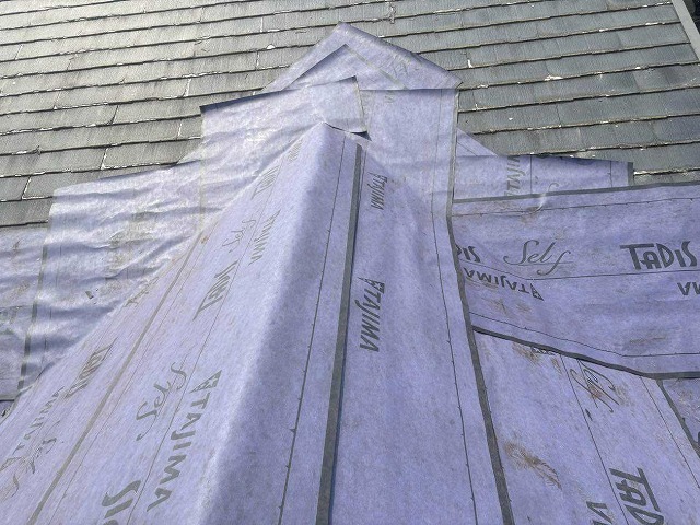 防水シートを張り付けている途中